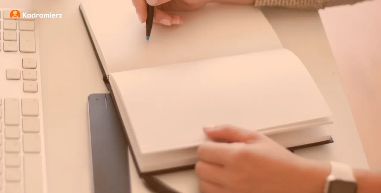 Jak napisać notatkę służbową na pracownika? Wzór i przykłady do użycia