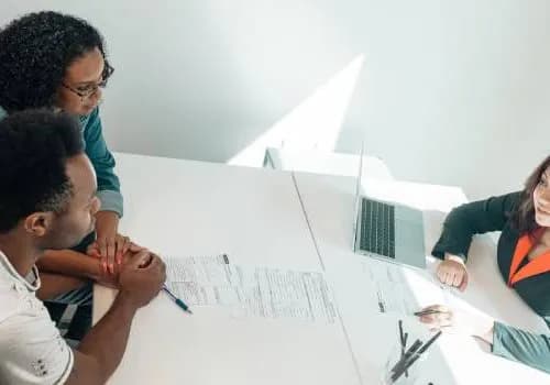 Kto może być pracownikiem socjalnym? Sprawdź wymagania i kwalifikacje