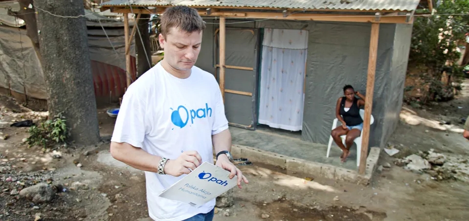 Ile zarabia pracownik humanitarny? Zaskakujące fakty o wynagrodzeniach